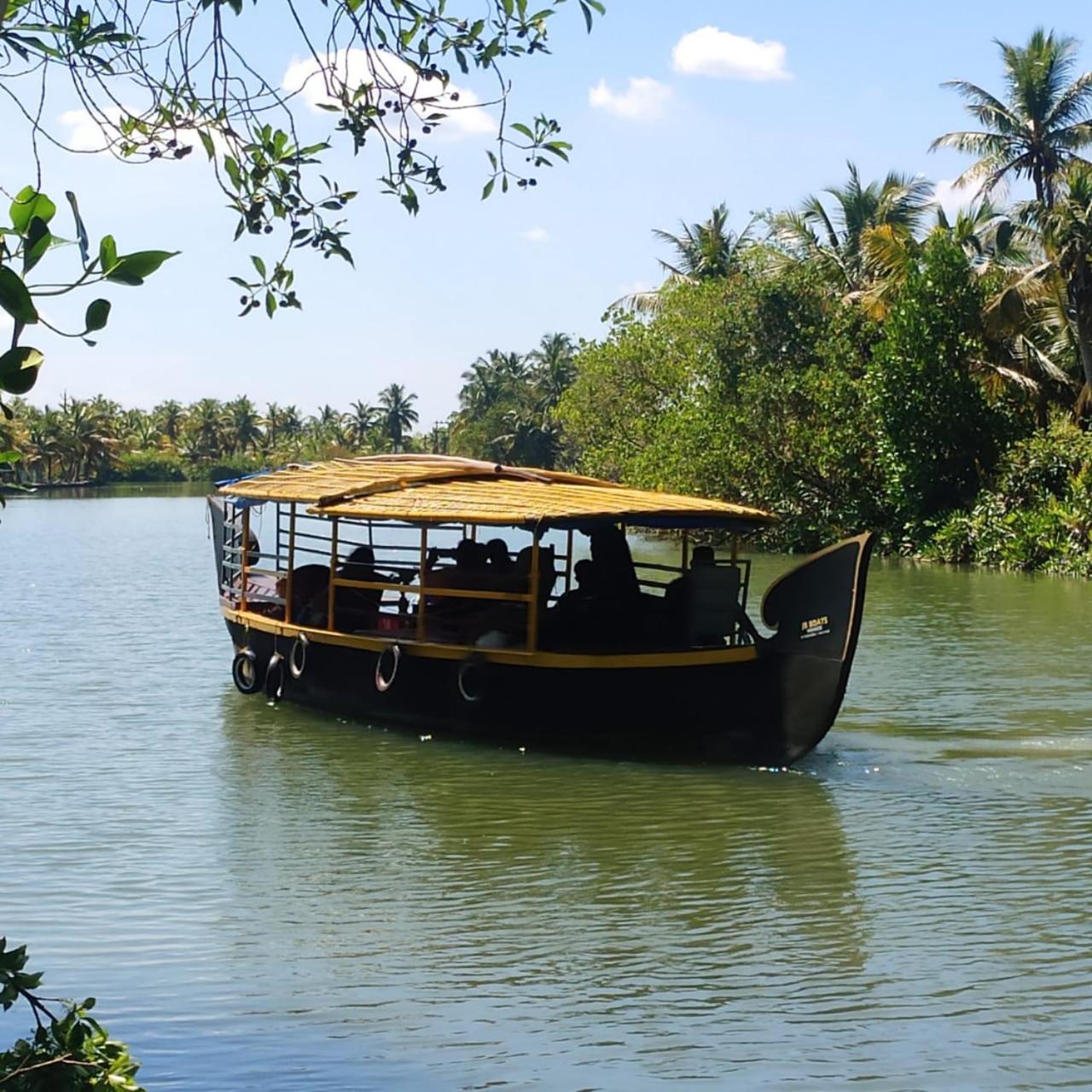 Munroe Inn Homestay Kollam Exteriör bild